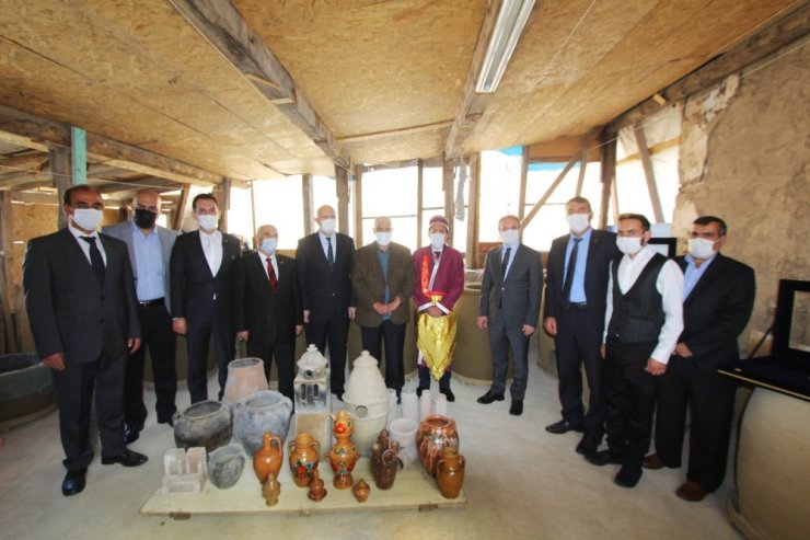 Yılın Ahisi Purutoğlu kaftanını giydi