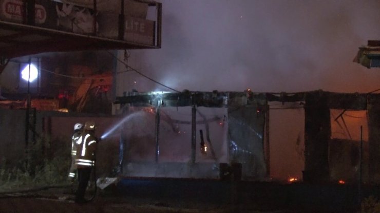 Sancaktepe’de oto yıkama kuaförü alev alev yandı; 1 yaralı