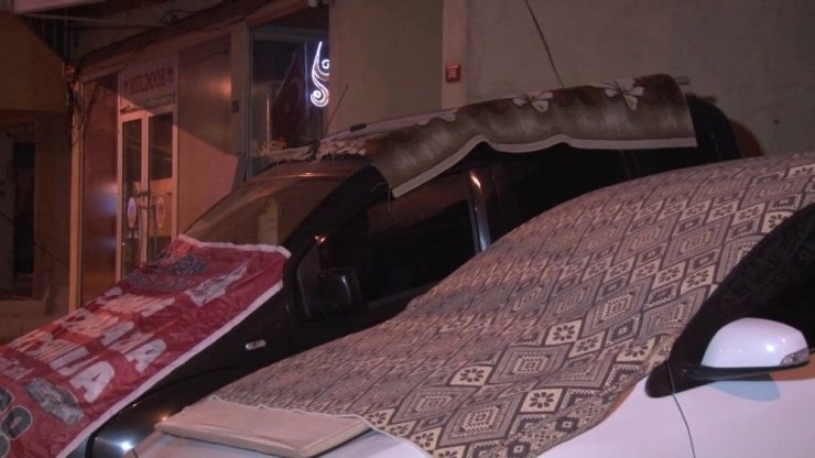 Beklenen dolu yağışı öncesi vatandaşlar araçlarını korumaya böyle aldı