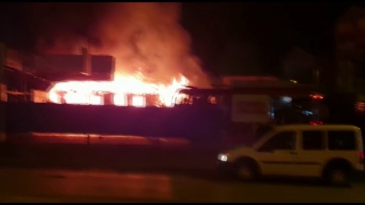 Sancaktepe’de oto yıkama kuaförü alev alev yandı; 1 yaralı