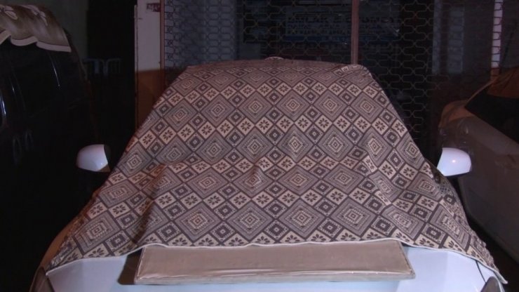 Beklenen dolu yağışı öncesi vatandaşlar araçlarını korumaya böyle aldı