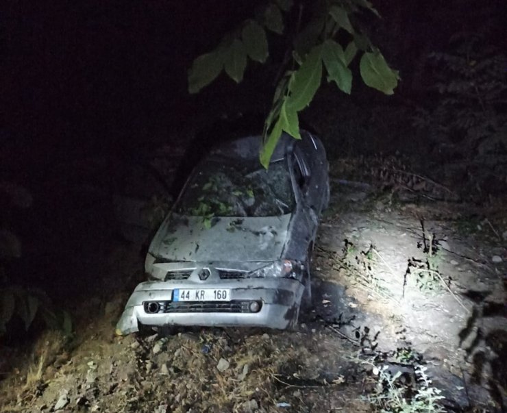 Takla atan otomobilde bulunan 3 kişi yaralandı