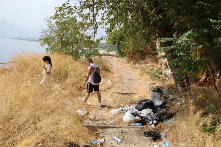 Dünyaca ünlü falezlere yakışmayan görüntüler
