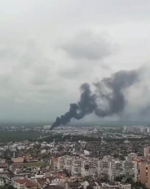 Antalya’da atık yangınından çıkan dumanlar gökyüzünü kapladı