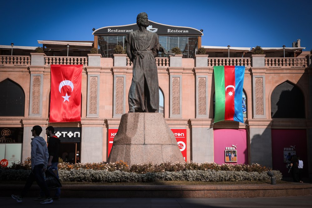 Bakü sokakları Azerbaycan ve Türk bayraklarıyla donatıldı