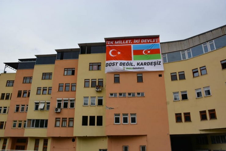 Yenice Belediyesi’nden Azerbaycan’a dev pankartlı destek