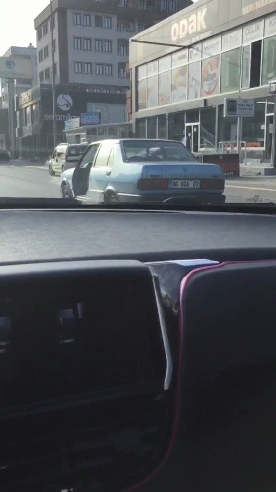 Kapısı olmadan trafikte seyreden otomobil görenleri şaşkına çevirdi