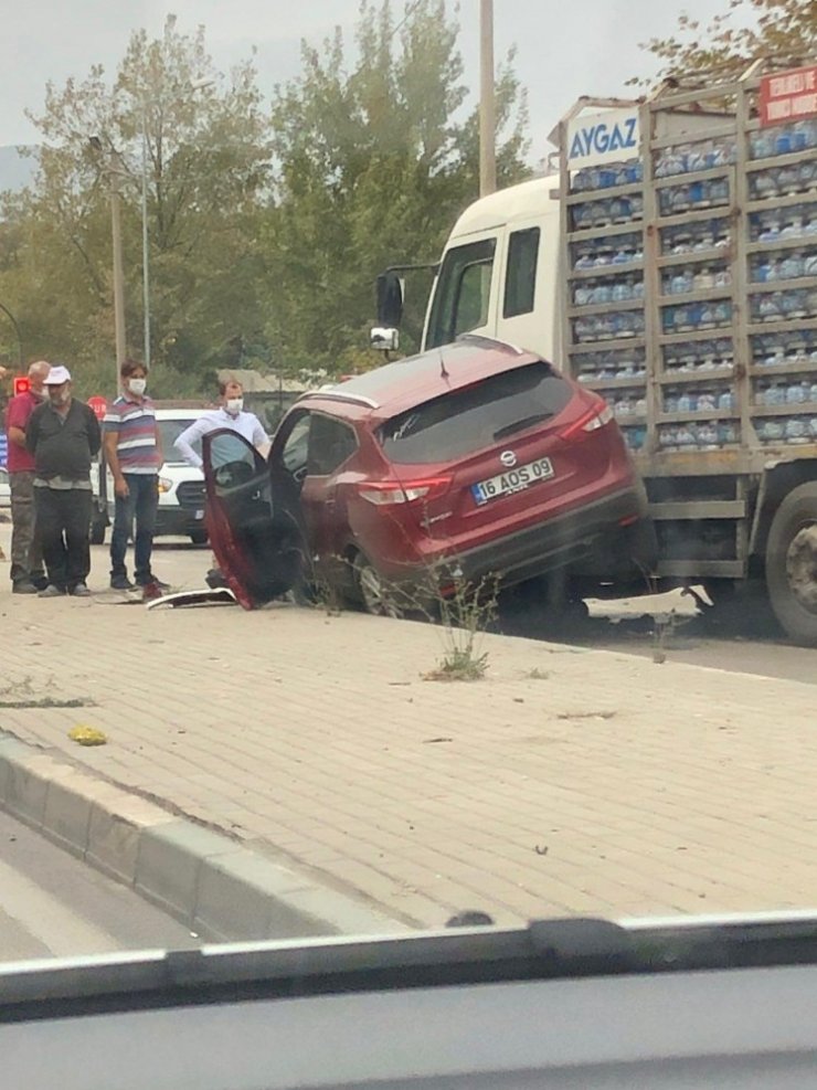 Bursa’da otomobil ile tüp yüklü kamyon çarpıştı facianın eşiğinden dönüldü
