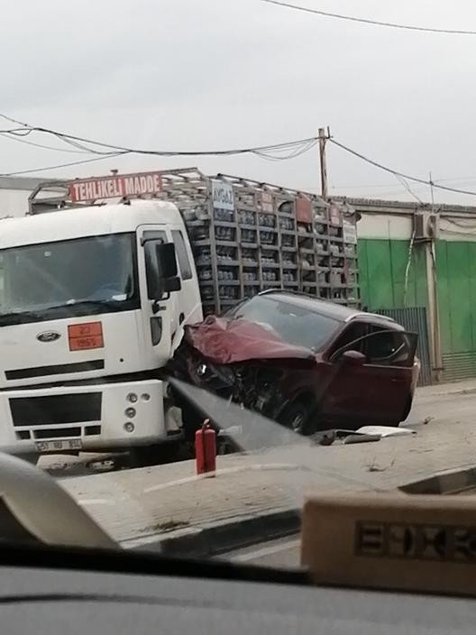 Bursa’da otomobil ile tüp yüklü kamyon çarpıştı facianın eşiğinden dönüldü