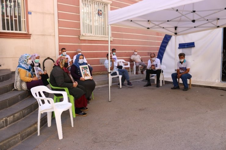 Evlat nöbetindeki ailelerin HDP önündeki eylemi 400’üncü gününde