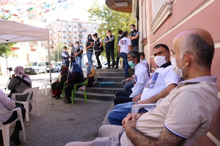 Evlat nöbetindeki ailelerin HDP önündeki eylemi 400’üncü gününde