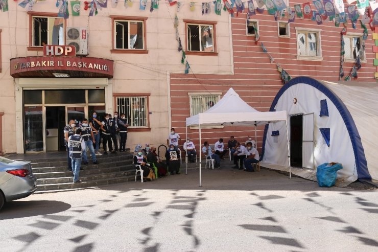 Evlat nöbetindeki ailelerin HDP önündeki eylemi 400’üncü gününde