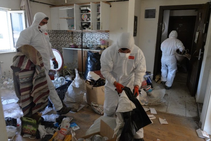 ’Çok kötü kokuyor’ şikayeti yapılan evden bir kamyon dolusu çöp çıktı