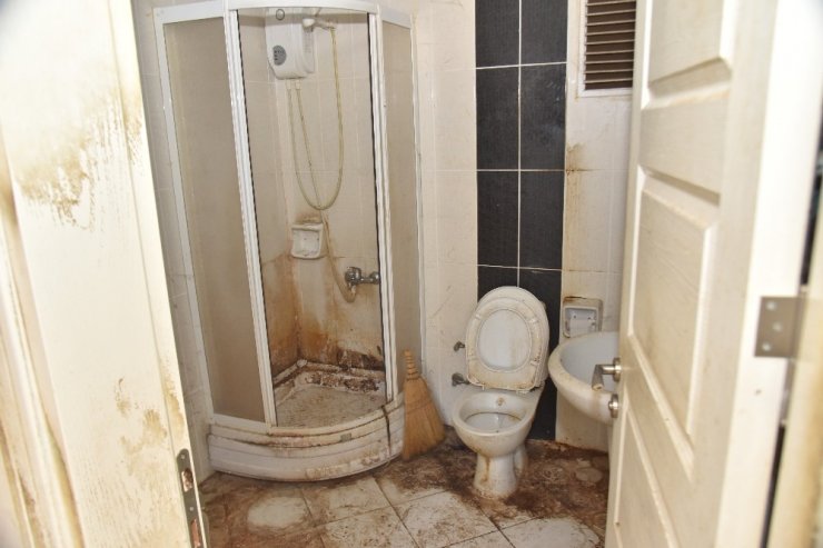 ’Çok kötü kokuyor’ şikayeti yapılan evden bir kamyon dolusu çöp çıktı