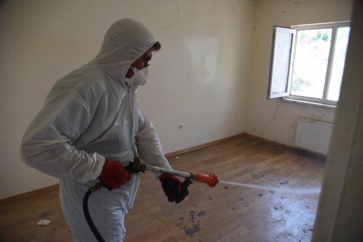 ’Çok kötü kokuyor’ şikayeti yapılan evden bir kamyon dolusu çöp çıktı