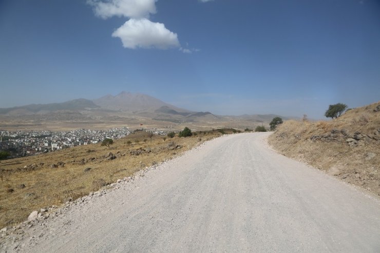 Develi’de iki mahalle arasındaki bağlantı yolu çalışması başladı