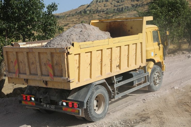 Develi’de iki mahalle arasındaki bağlantı yolu çalışması başladı