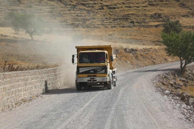 Develi’de iki mahalle arasındaki bağlantı yolu çalışması başladı