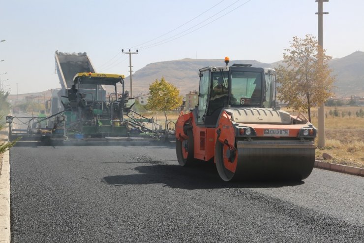 Şehit Ömer Mavi Caddesi’nde sıcak asfalt çalışmaları başladı