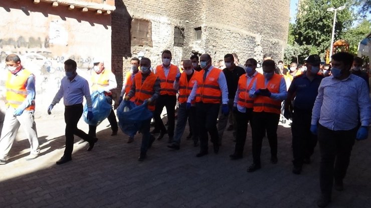 Sur sokaklarında önce temizlik ardından korona virüs denetimi yapıldı