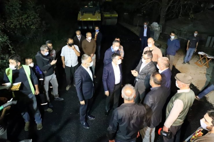 Asfalt çalışması gece gündüz devam ediyor