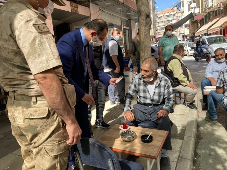 Covid-19 denetiminde Vali Yardımcısı Abbasoğlu, bir kişiye sigarayı bıraktırdı