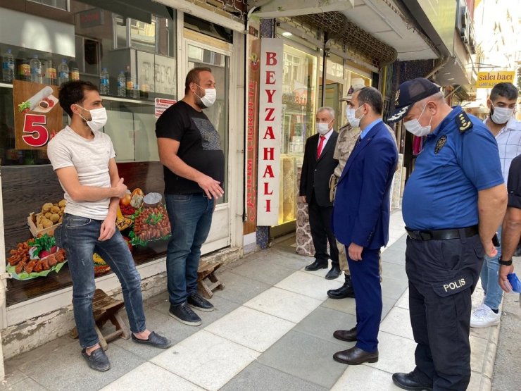 Covid-19 denetiminde Vali Yardımcısı Abbasoğlu, bir kişiye sigarayı bıraktırdı