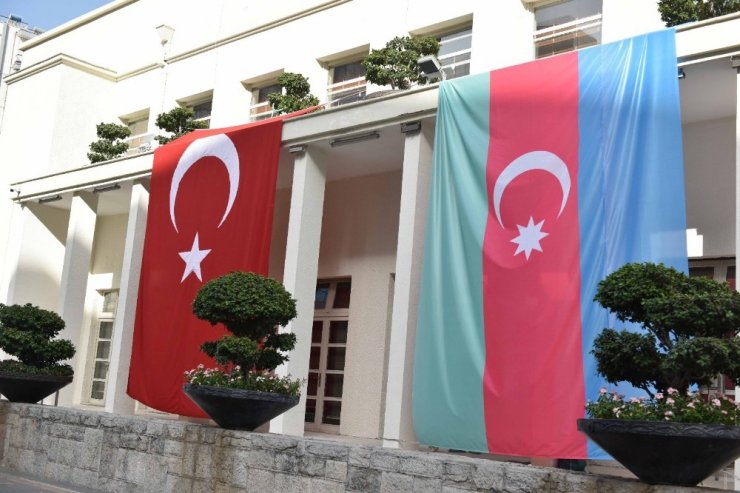 Adana, Türk ve Azerbaycan bayraklarıyla donatıldı