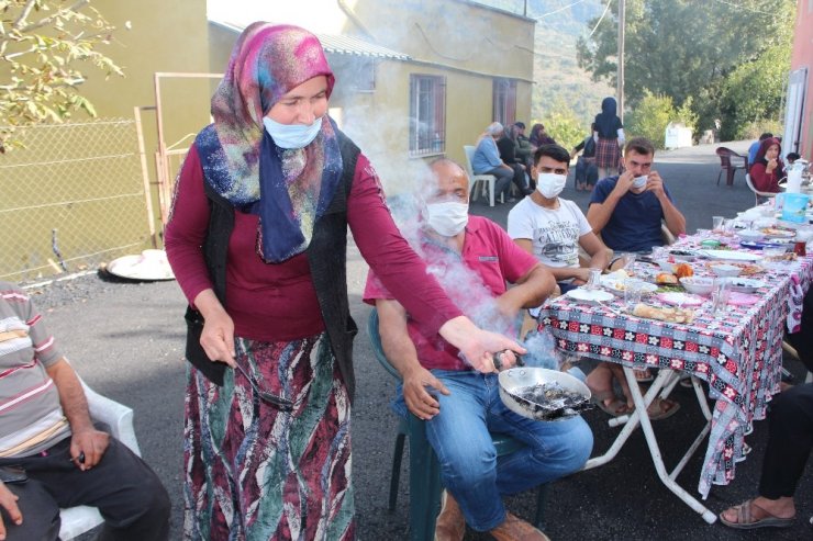 Yollarının asfaltlanmasını sokakta kahvaltı yapıp dua ederek kutladılar
