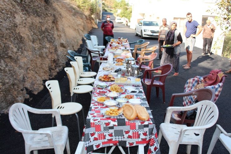 Yollarının asfaltlanmasını sokakta kahvaltı yapıp dua ederek kutladılar