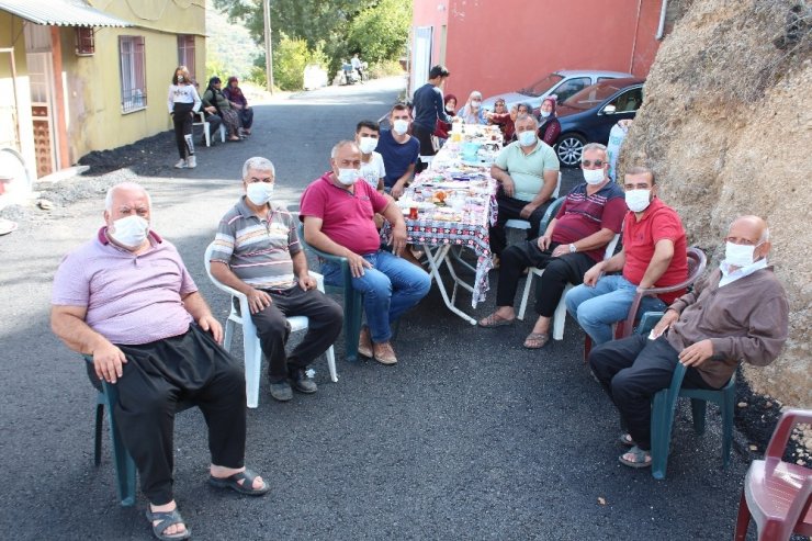 Yollarının asfaltlanmasını sokakta kahvaltı yapıp dua ederek kutladılar