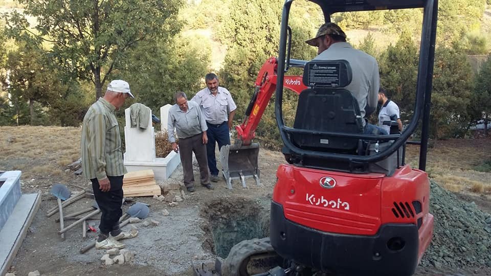 Huğlu'dan mezar kazma makinesi ve ekskavatör desteği