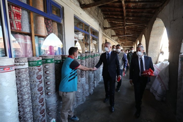 Maskesiz karşılamaya vali uyarısı