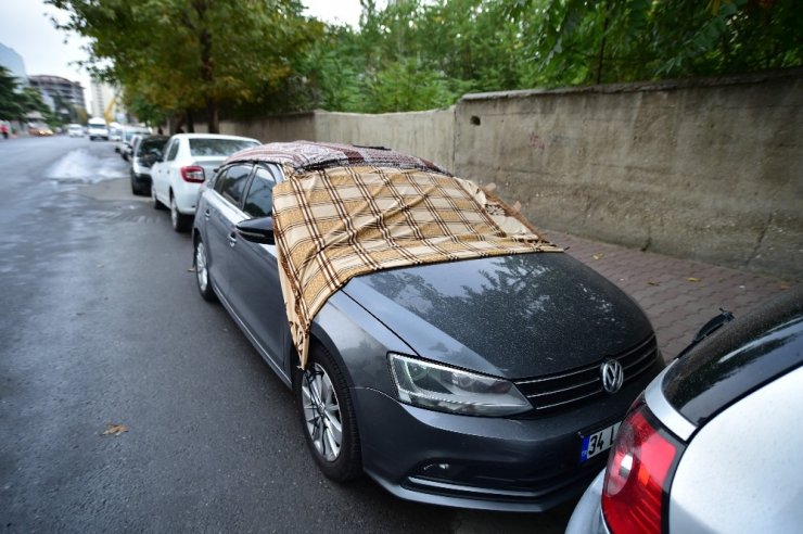 İstanbullular beklenen dolu yağışına karşı battaniye ile önlem aldı