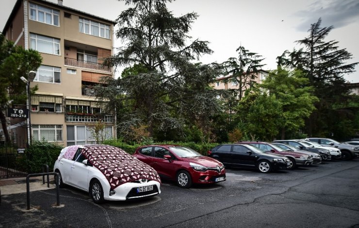 İstanbullular beklenen dolu yağışına karşı battaniye ile önlem aldı