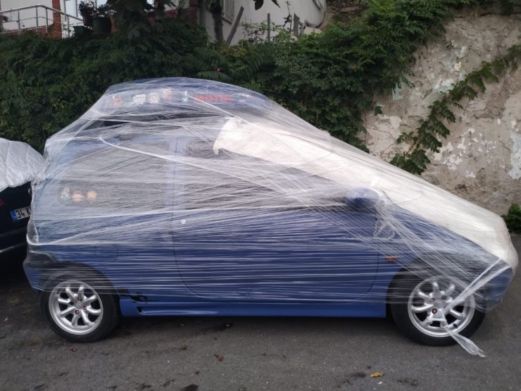Aracını doludan korumak isteyen sürücüden sıra dışı yöntem: otomobili streç ile sardı