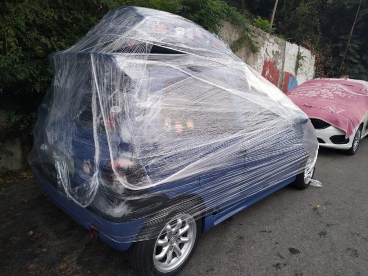 Aracını doludan korumak isteyen sürücüden sıra dışı yöntem: otomobili streç ile sardı