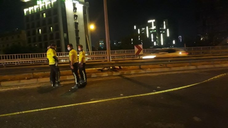 İzmir’de virajı alamayan motosiklet bariyere çarptı: 1 ölü