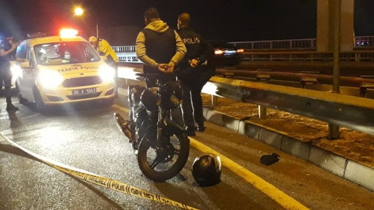 İzmir’de virajı alamayan motosiklet bariyere çarptı: 1 ölü