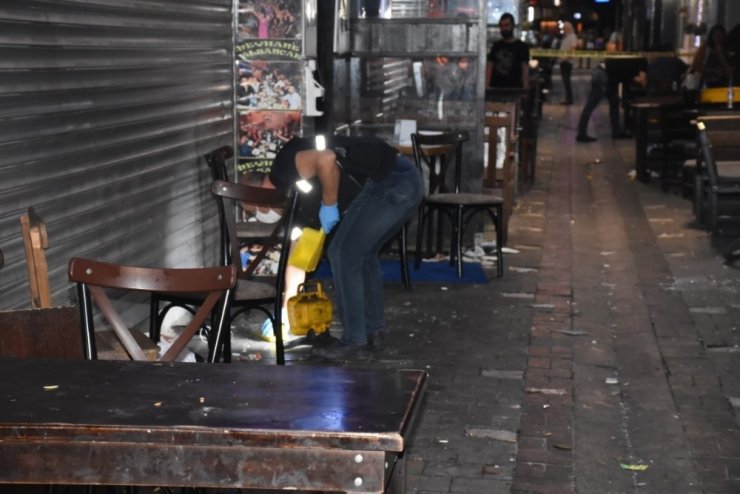 İzmir’de garsonların müşteri kavgasında ortalık savaş alanına döndü