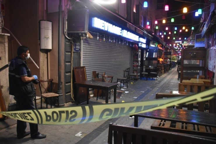 İzmir’de garsonların müşteri kavgasında ortalık savaş alanına döndü