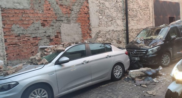 İzmir’de 5 araç çöken duvarın altında kaldı