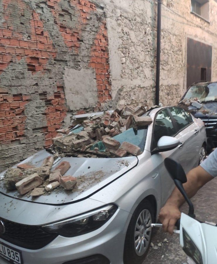 İzmir’de 5 araç çöken duvarın altında kaldı