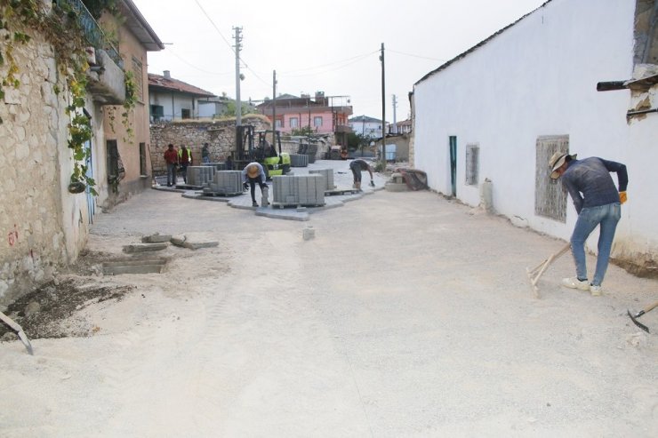 Karaman’da bazı sokaklara renkli parke taşları döşeniyor