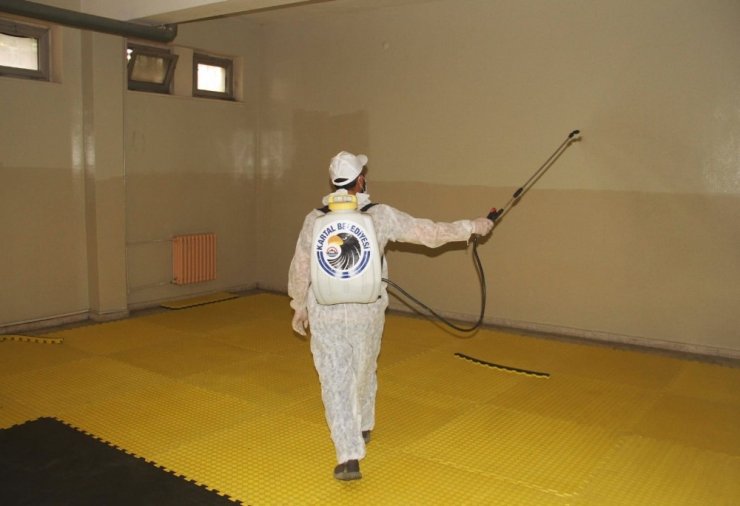 Kartal Belediyesi, öğrencileri ile buluşacak okulları dezenfekte ediyor