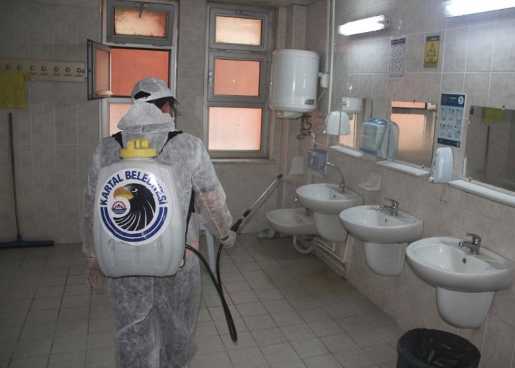 Kartal Belediyesi, öğrencileri ile buluşacak okulları dezenfekte ediyor