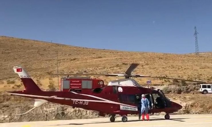 Doğumdan sonra ağlamayan ve moraran bebek hava ambulansı ile hastaneye kaldırıldı