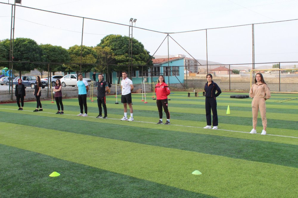 Konya'da BESYO bekçilik polislik ve Milli Savunma Üniversitesi'ne hazırlanan öğrencilere ücretsiz kurs
