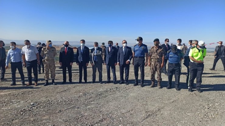 Yeni yapılacak Özel Harekat binası için dev Türk bayrağı