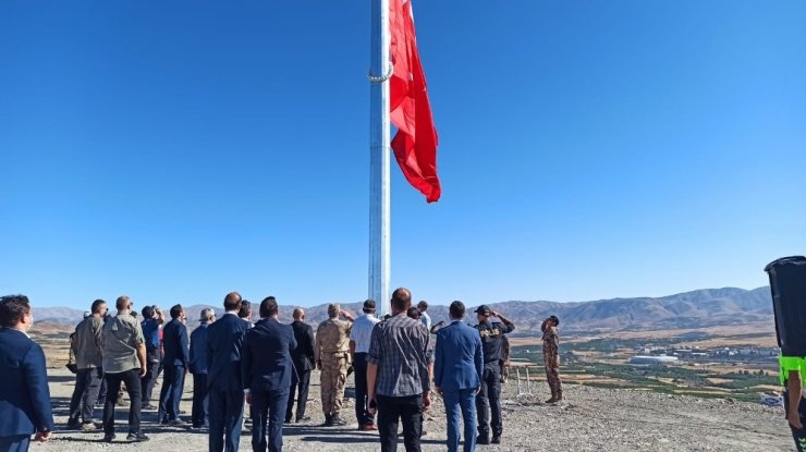 Yeni yapılacak Özel Harekat binası için dev Türk bayrağı